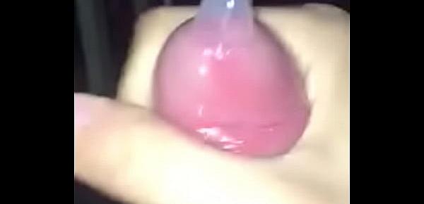  Uno chico cums en condom